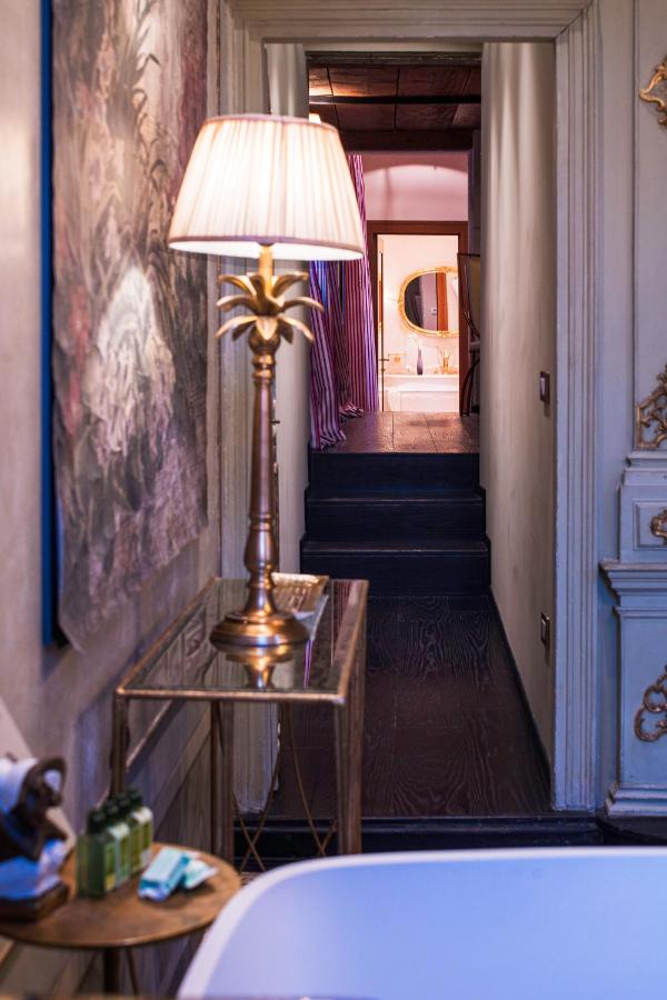 een lamp die op een tafel in een kamer staat bij Hotel Heureka in Venetië