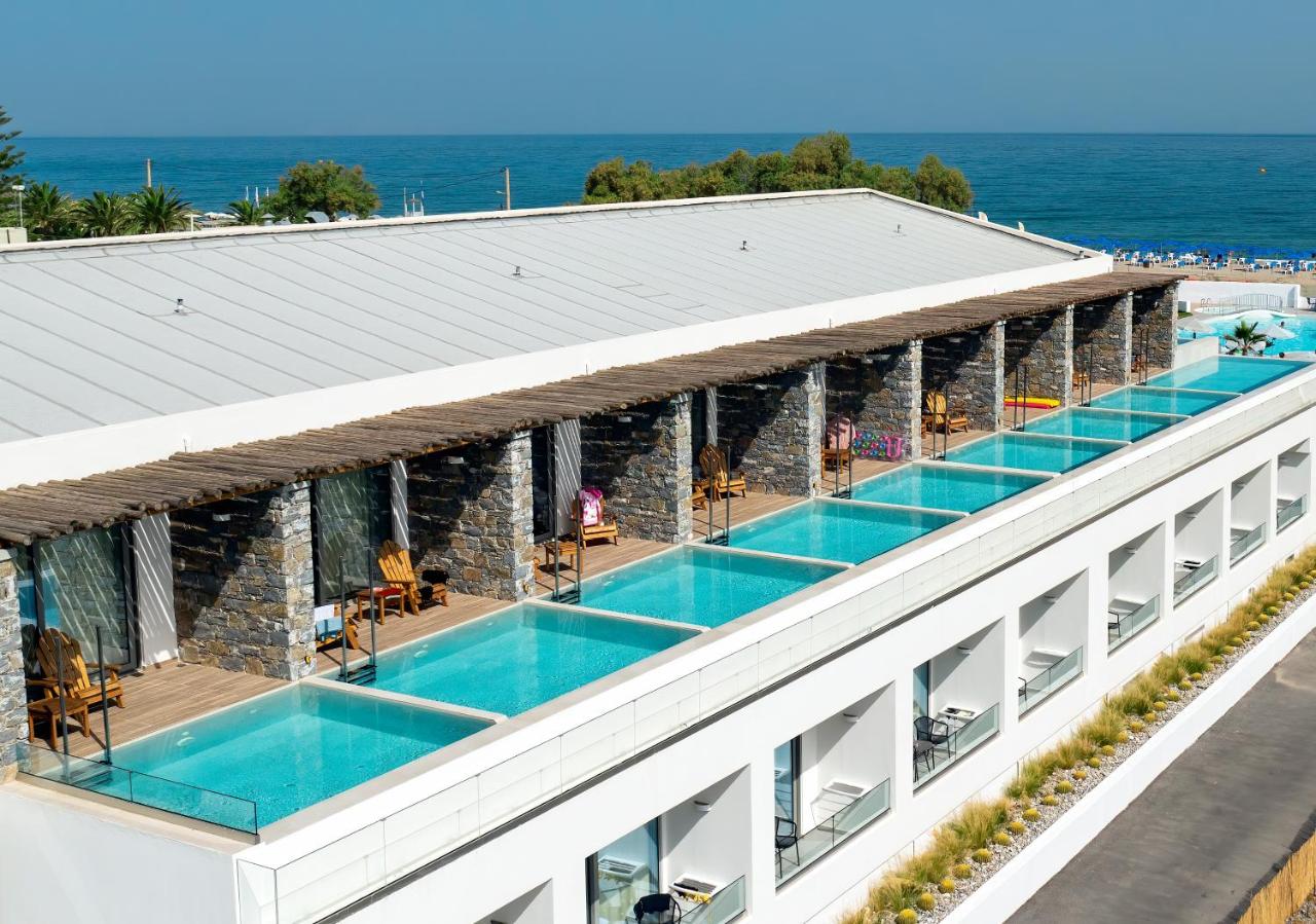 een bovenaanzicht van een gebouw met zwembaden bij Atermono Boutique Resort & Spa in Platanes