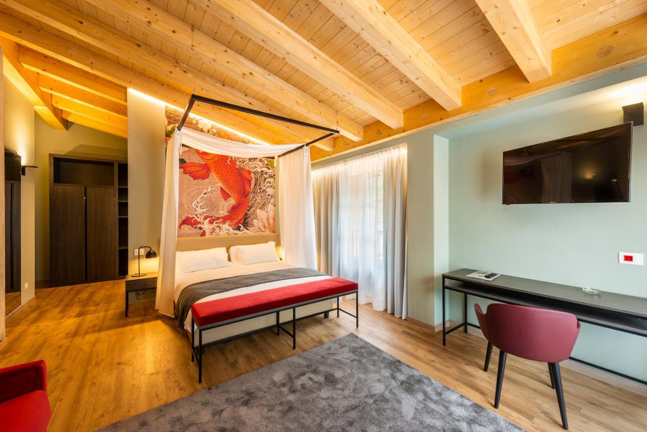 een slaapkamer met een bed en een bureau in een kamer bij Regina del Garda Suite in Toscolano Maderno