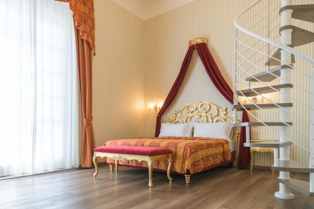 een slaapkamer met een bed en een wenteltrap bij Regina del Garda Suite in Toscolano Maderno