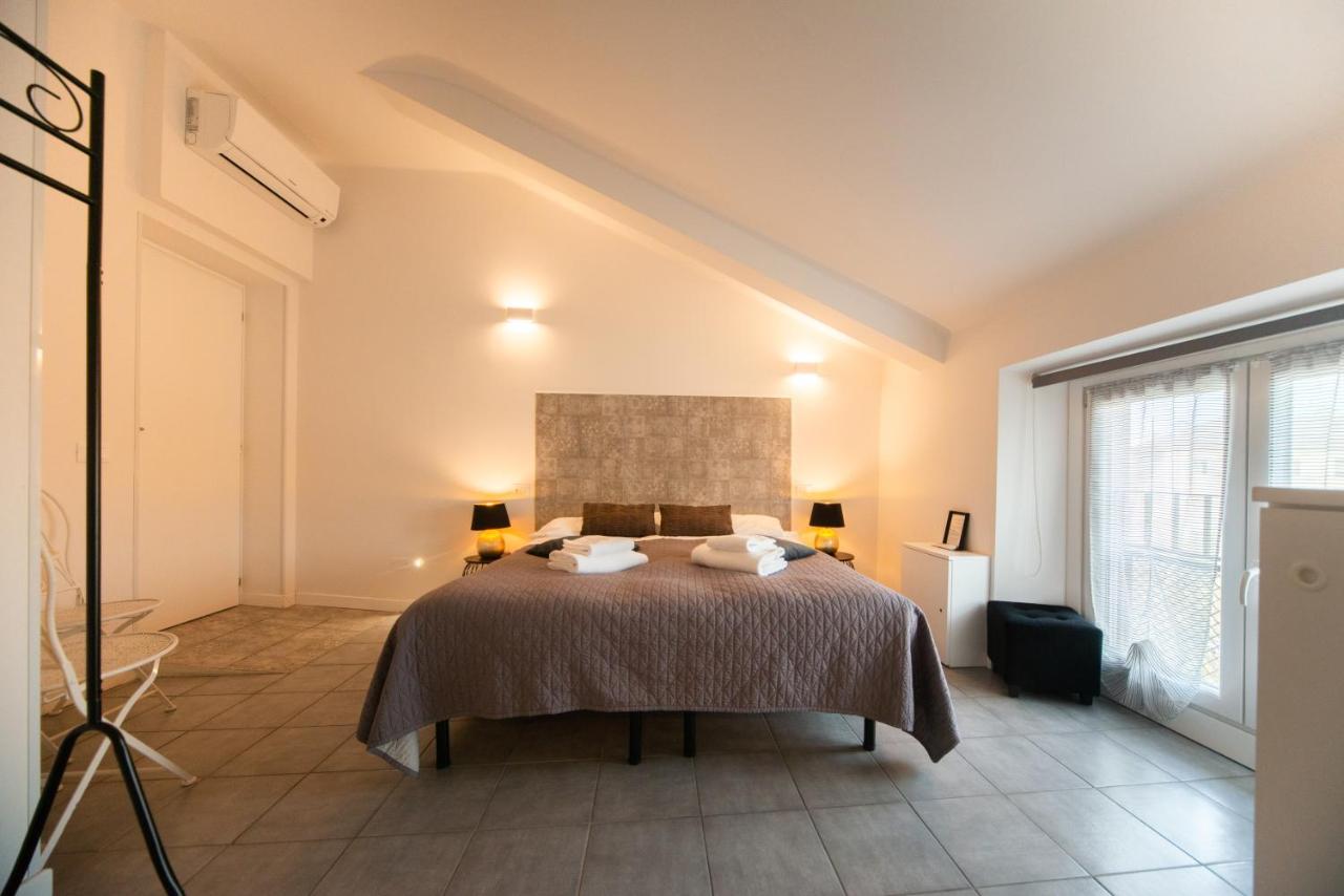 een slaapkamer met een bed in een kamer bij Casa Ferrovieri in Verona