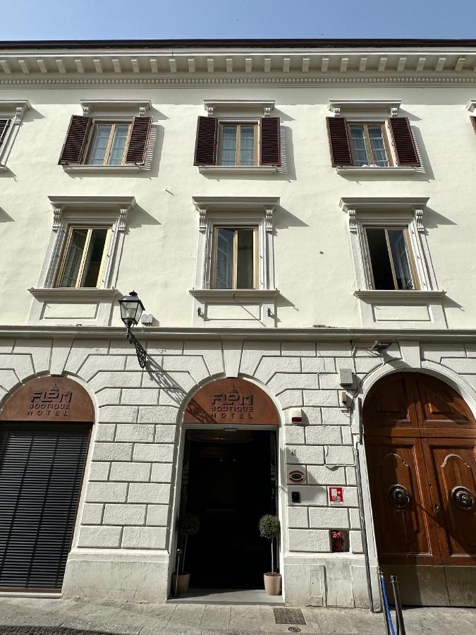 een groot wit gebouw met twee deuren en ramen bij Flom Boutique Hotel in Florence