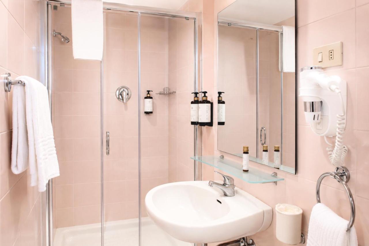 een badkamer met een wastafel en een douche bij Phi Hotel Ambra in Pescara
