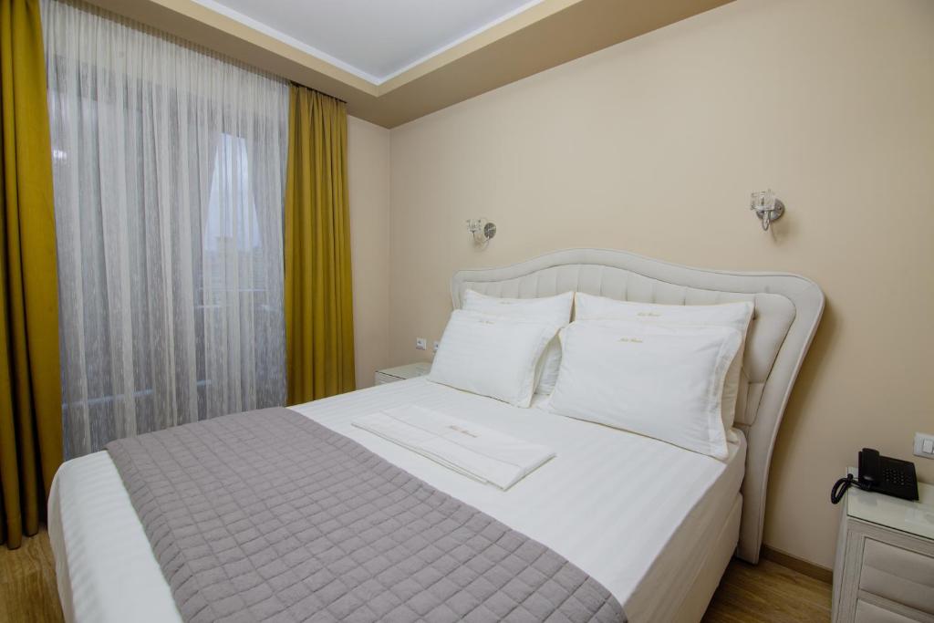 Christi's Hotel Borova image 1