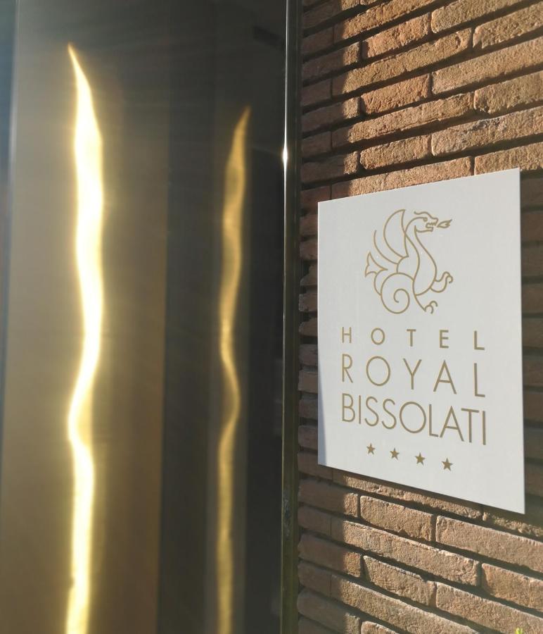 een uithangbord voor een Hotel Royal Biscuit op een bakstenen muur bij Hotel Royal Bissolati in Rome