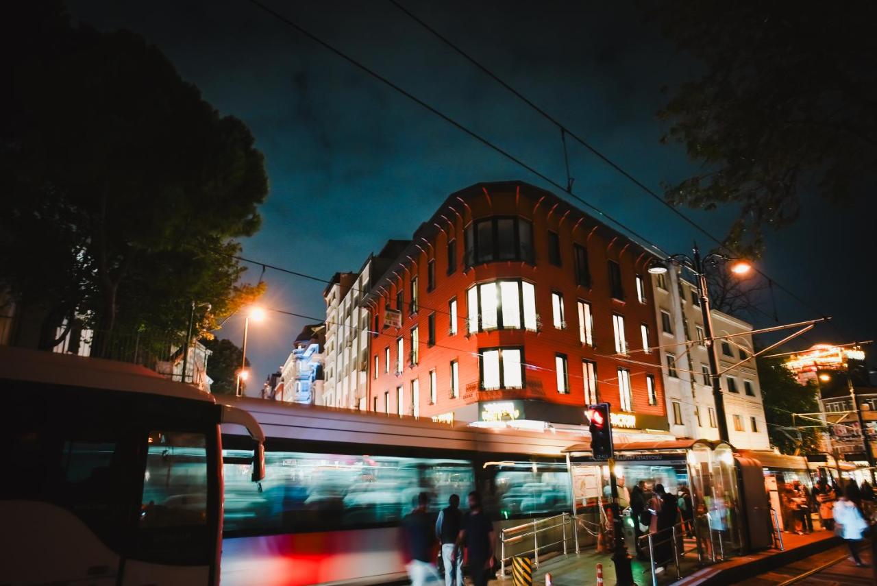 een bus rijdt 's nachts door een stadsstraat bij Navoris Hotel in Istanbul