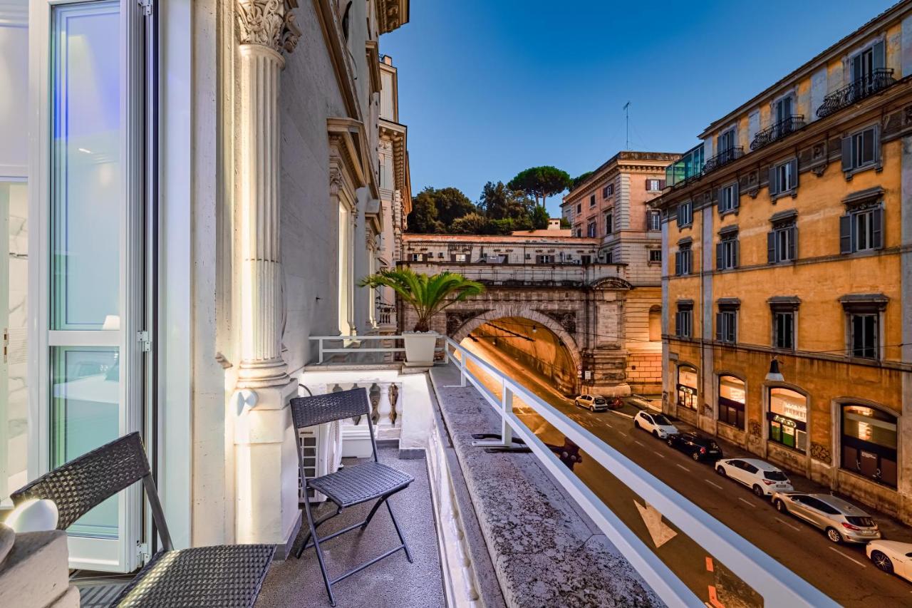 een balkon met stoelen en uitzicht op de stad bij THE ONE Boutique Hotel & Private SPA Roma in Rome