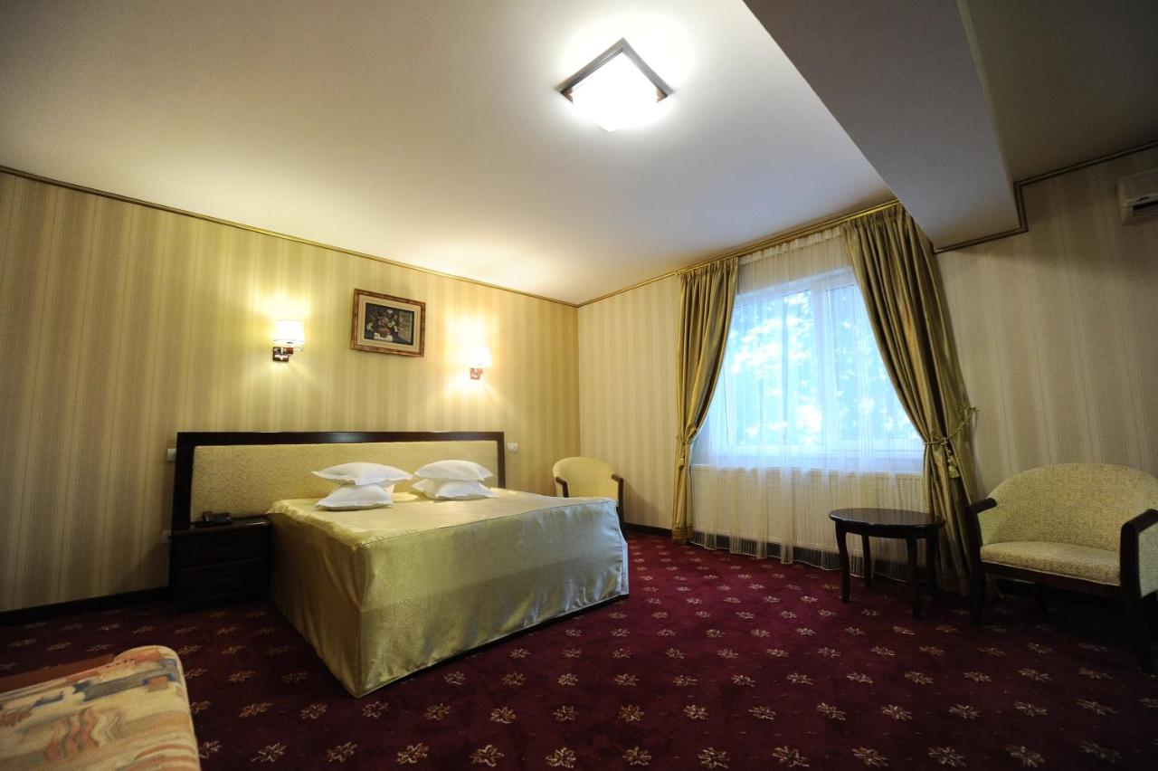 een hotelkamer met een bed en een raam bij Hotel Mondial - Baia in Baia