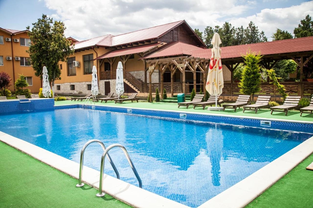 een zwembad voor een hotel bij Hotel Mondial - Baia in Baia