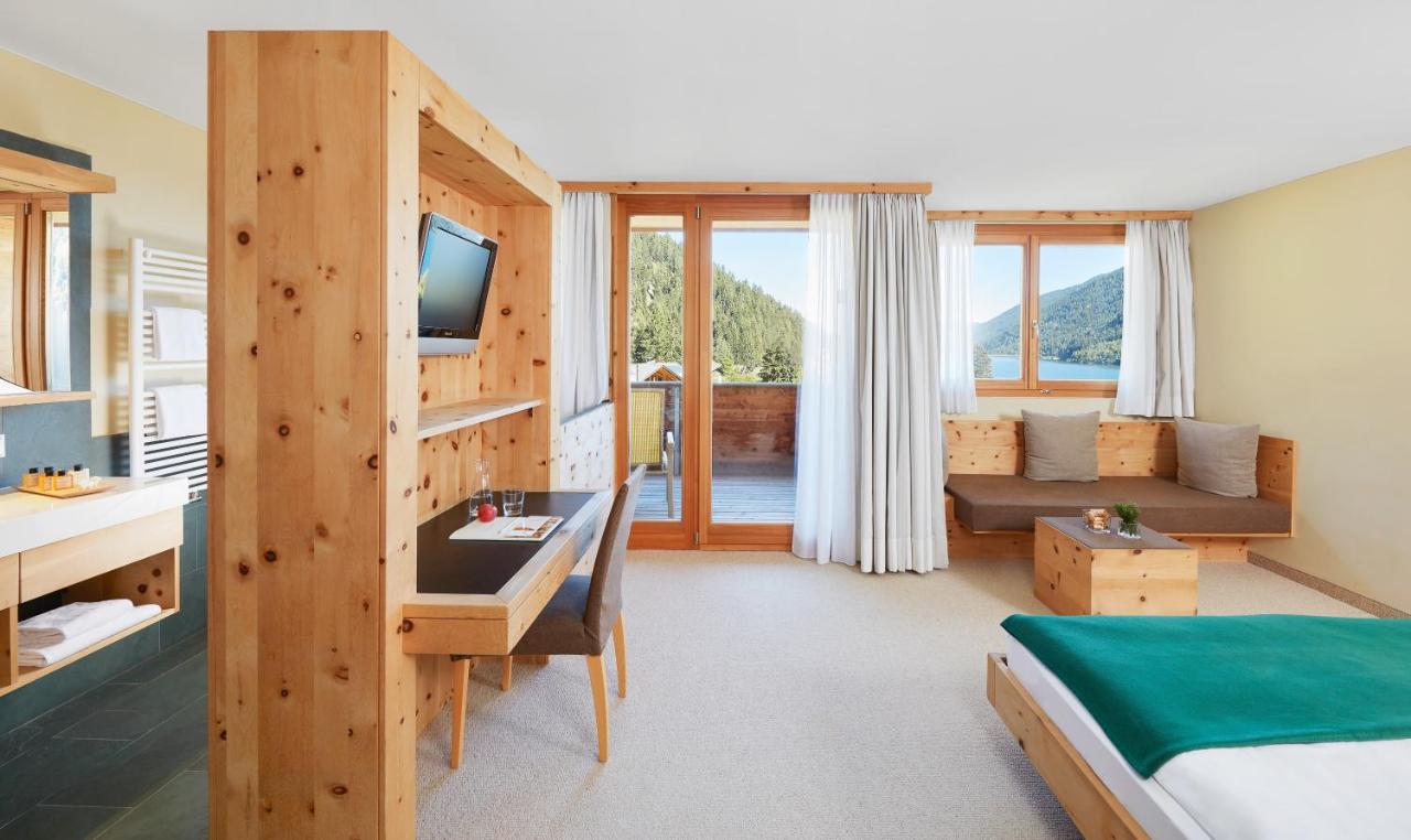 een slaapkamer met een bed en een woonkamer bij Arosea Life Balance Hotel in Santa Valpurga