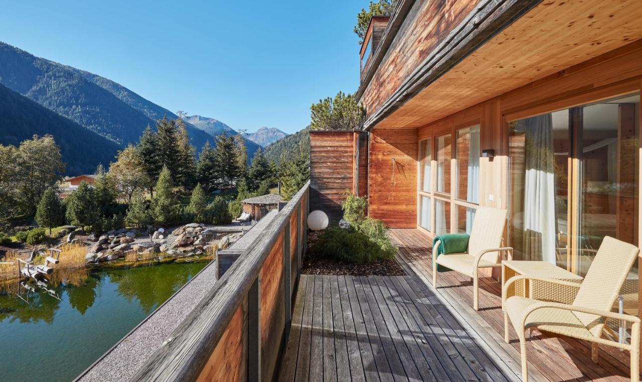 een balkon met stoelen en uitzicht op een meer bij Arosea Life Balance Hotel in Santa Valpurga