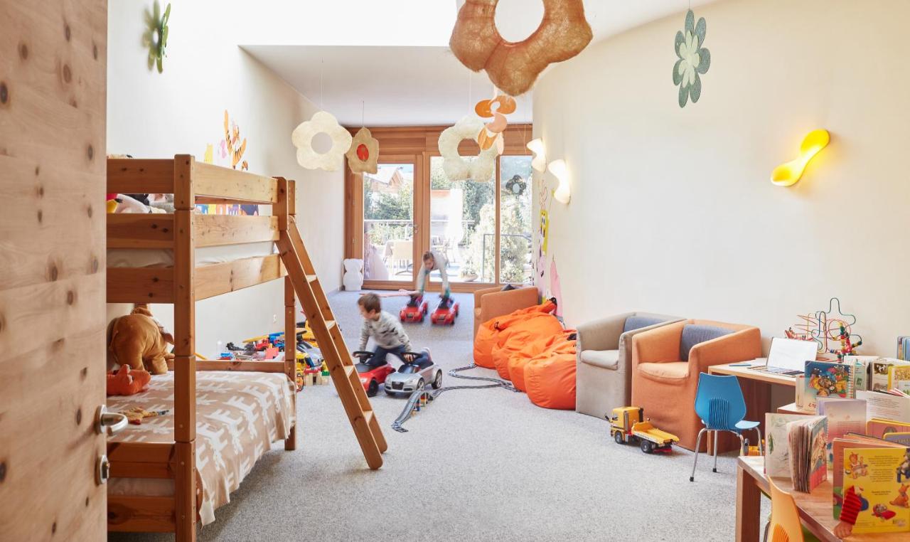 een kinderkamer met een stapelbed en een bank bij Arosea Life Balance Hotel in Santa Valpurga +79 foto's