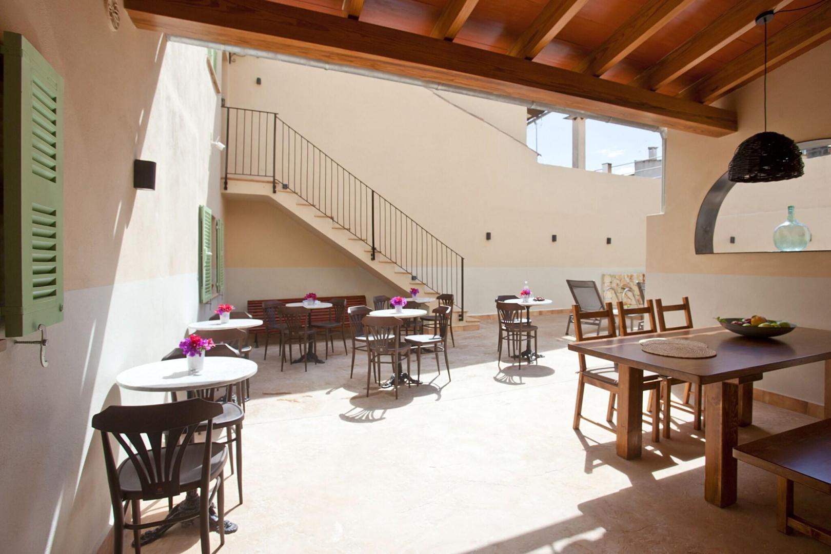 Restaurant met gedekte tafels — Casal de Petra