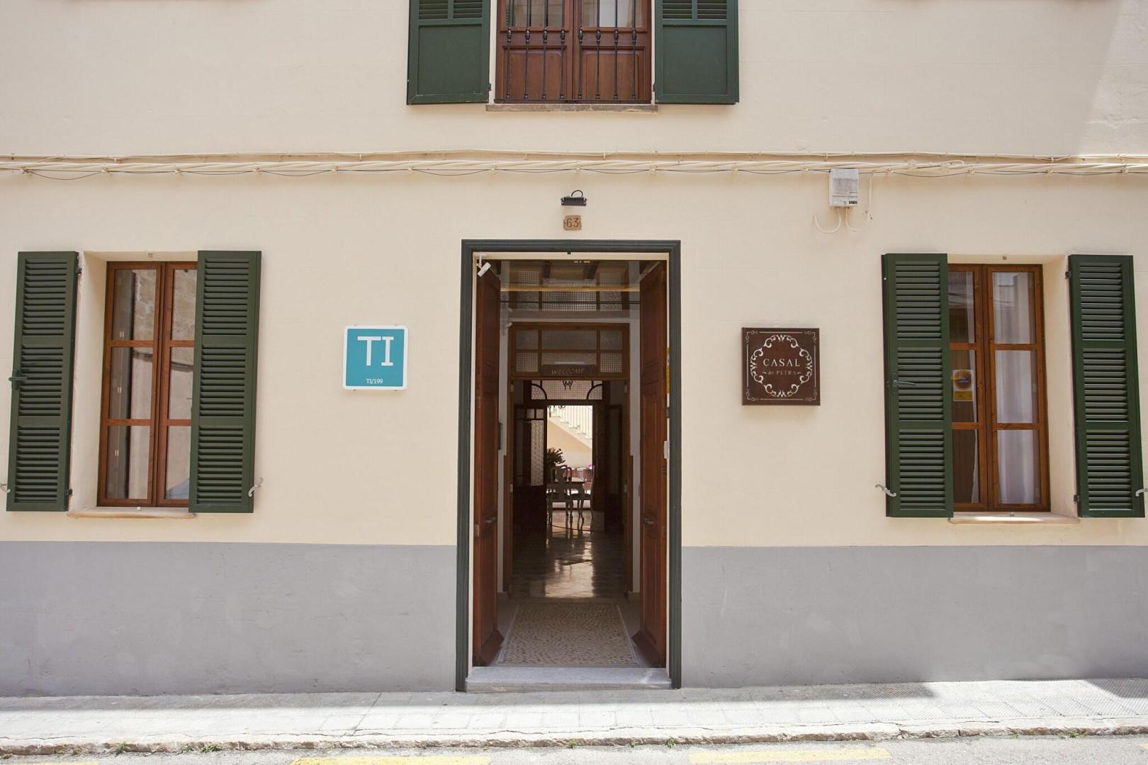 Hoofdingang van het hotel — Casal de Petra
