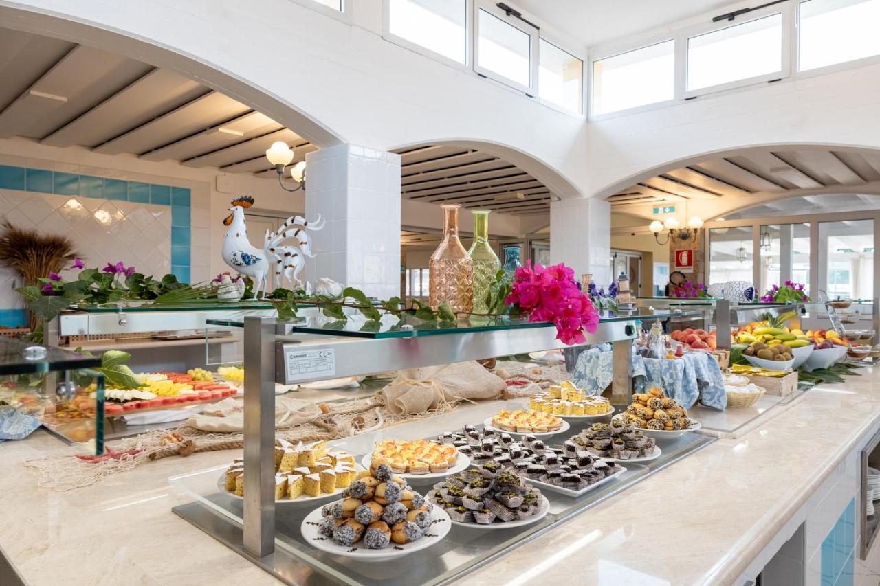 een buffetlijn met veel verschillende soorten eten bij Sentido Tirreno Resort in Cala Liberotto