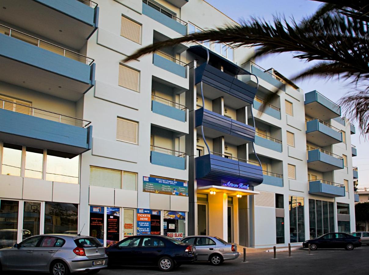 een gebouw met auto's ervoor geparkeerd bij Astron Hotel in Ierápetra