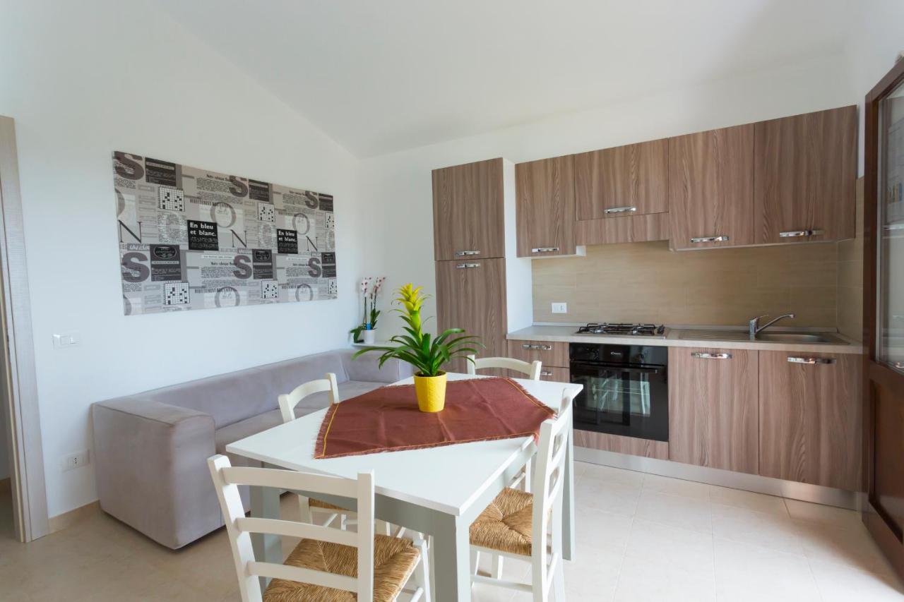 een keuken en eetkamer met een tafel en stoelen bij Oasi Guzzetta Hotel&Case Vacanze in Marsala +57 foto's