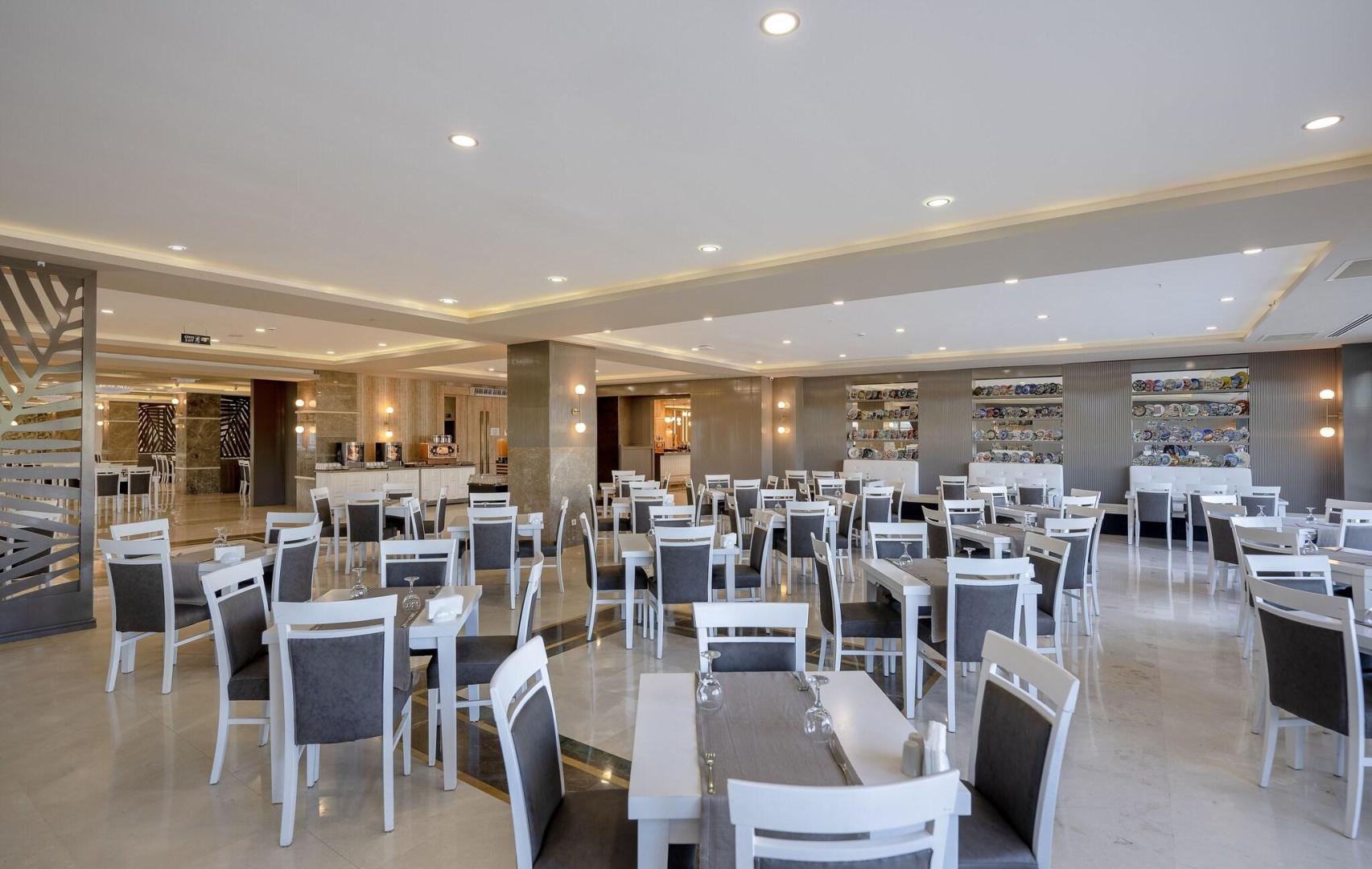 L'Oceanica Beach Resort Hotel image 2