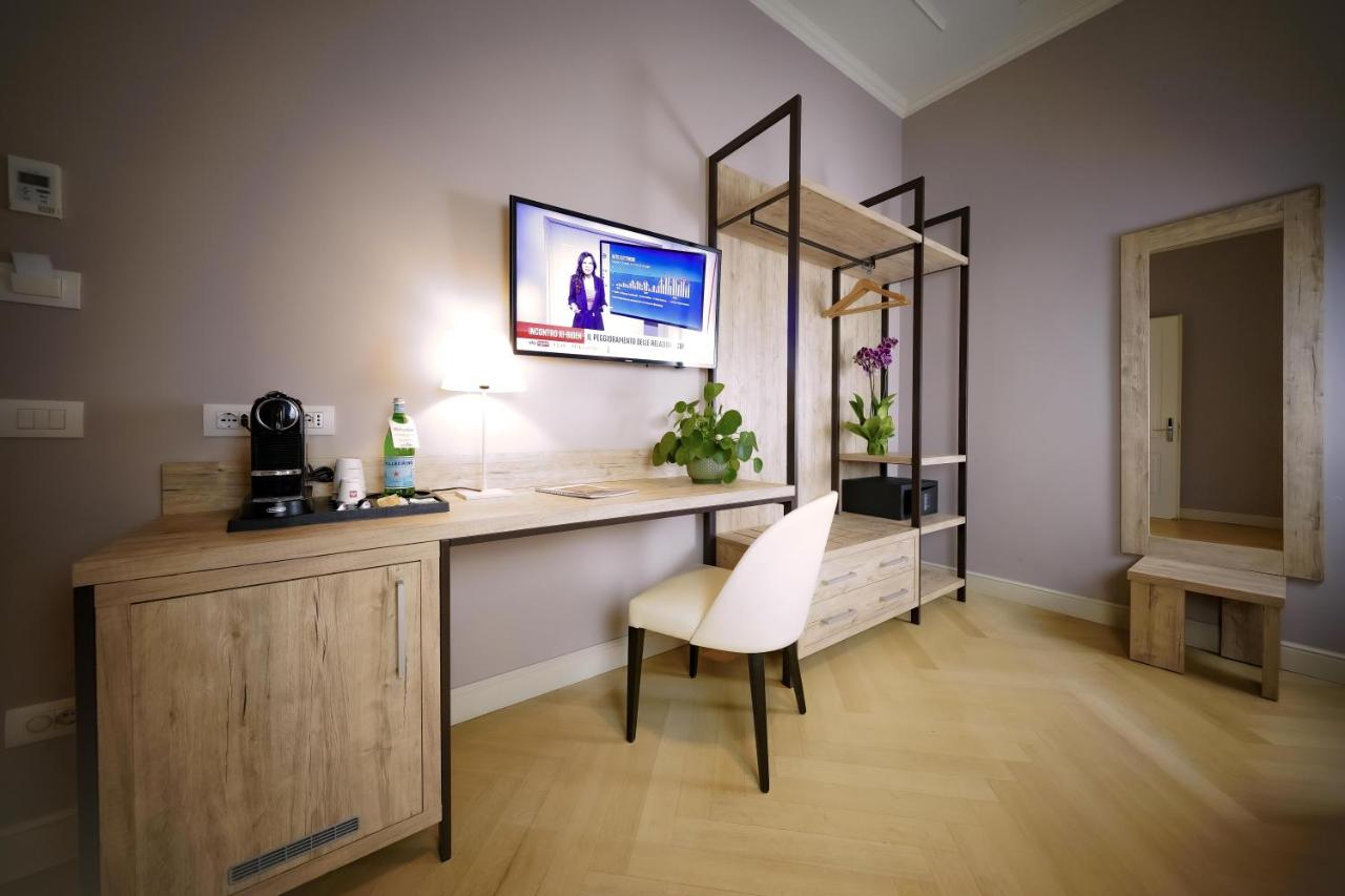 een kamer met een bureau met een stoel en een spiegel bij Bergamo Inn 43 in Bergamo