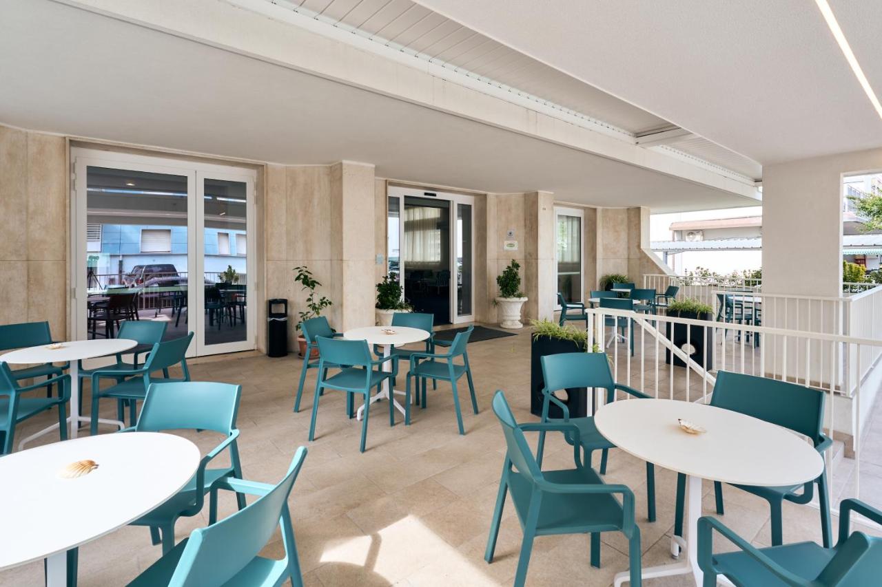 een leeg restaurant met tafels en stoelen bij Hotel Bettina in Lido di Jesolo