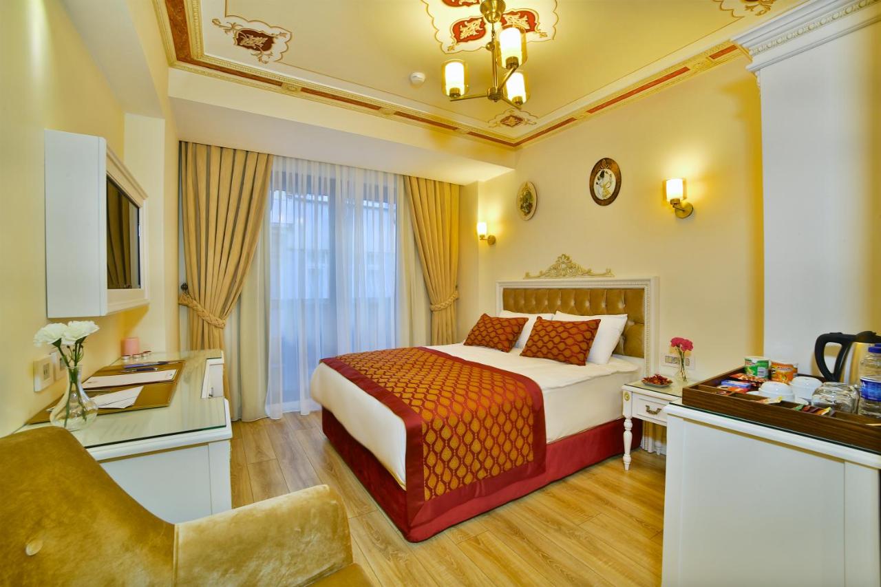 een hotelkamer met een bed en een keuken bij Yılsam Sultanahmet Hotel in Istanbul