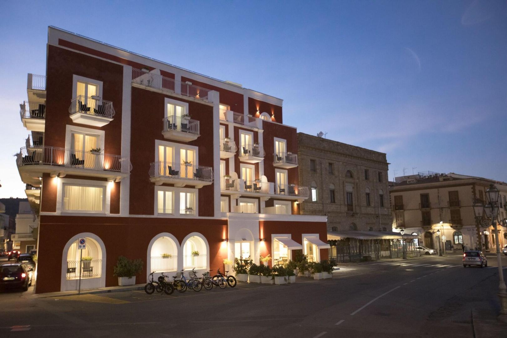 Mediterraans hotelgebouw — Lu' Hotel Carloforte