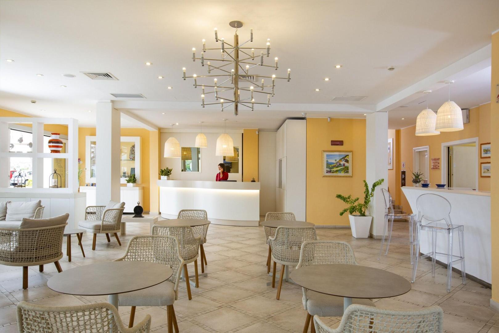 Restaurant met gedekte tafels — Lu' Hotel Carloforte