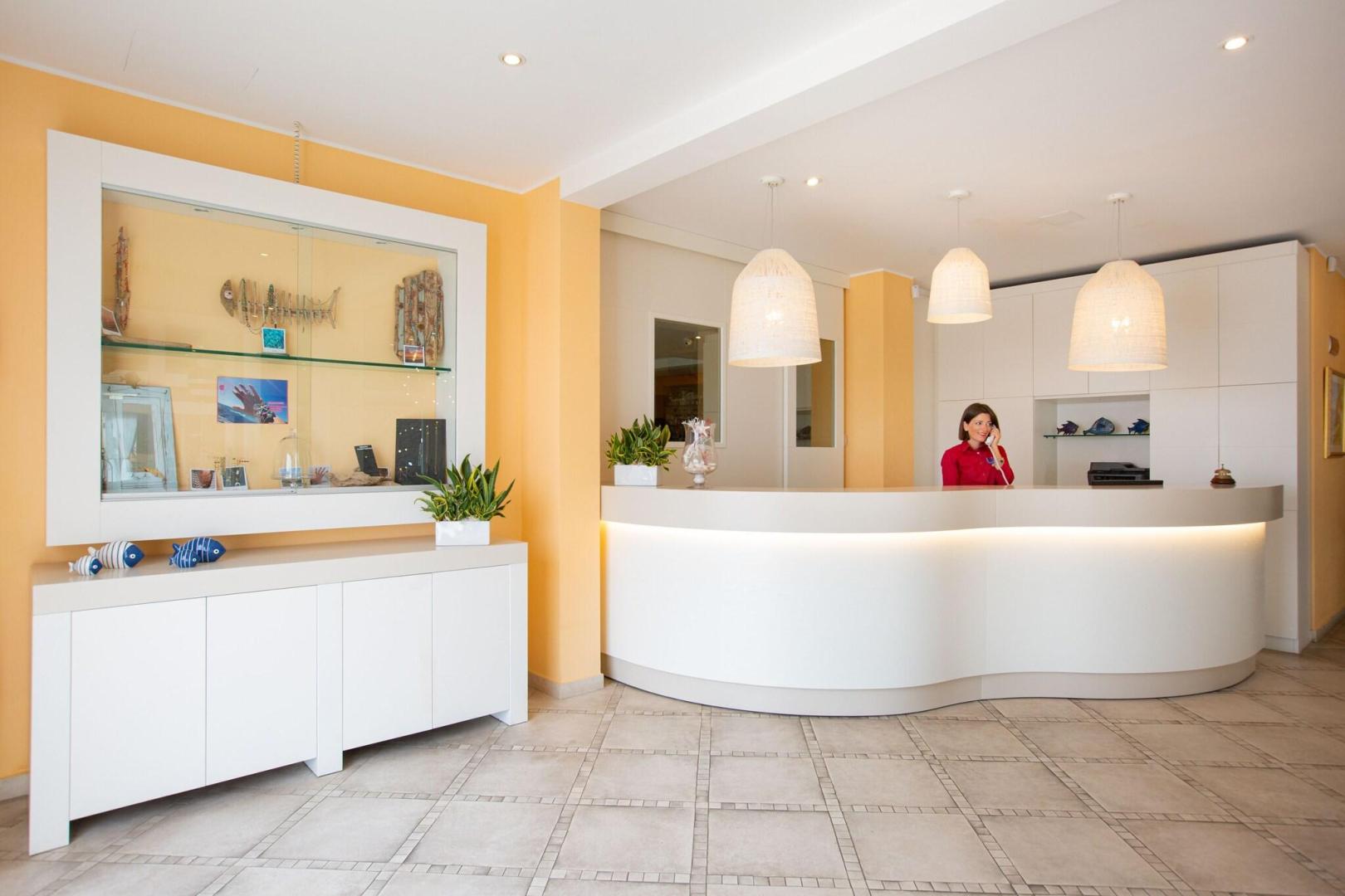 Lobby met receptie — Lu' Hotel Carloforte