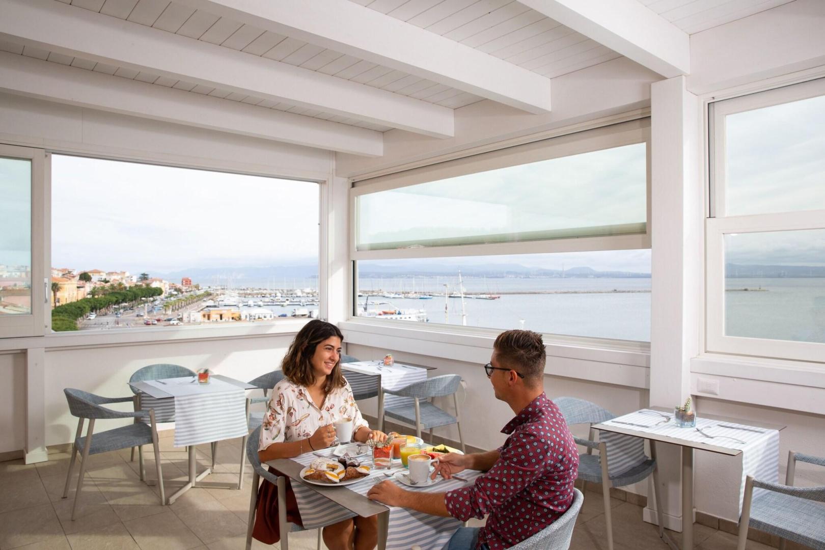 Restaurant met gedekte tafels — Lu' Hotel Carloforte