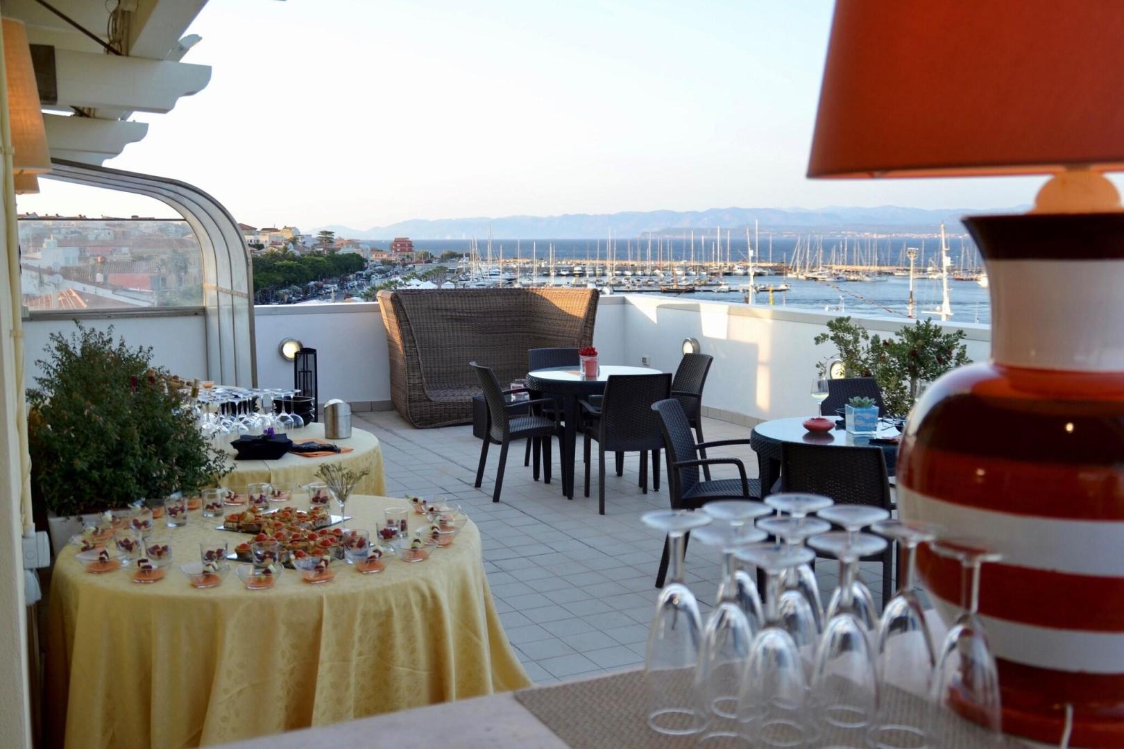 Zonsondergang vanaf het terras — Lu' Hotel Carloforte