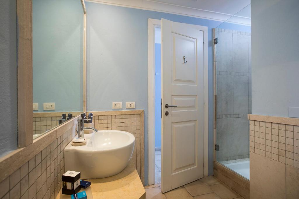 Badkamer met inloopdouche — Lu' Hotel Carloforte