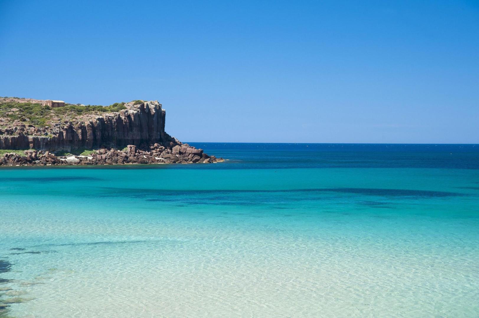 Wit zandstrand met turquoise water — Lu' Hotel Carloforte