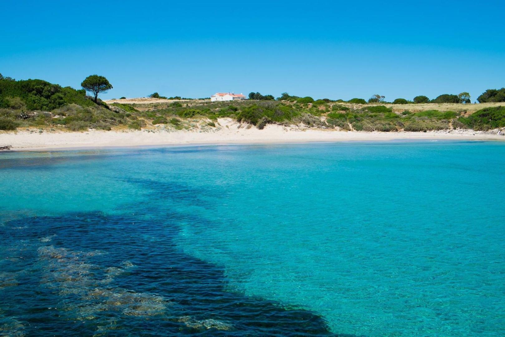 Wit zandstrand met turquoise water — Lu' Hotel Carloforte