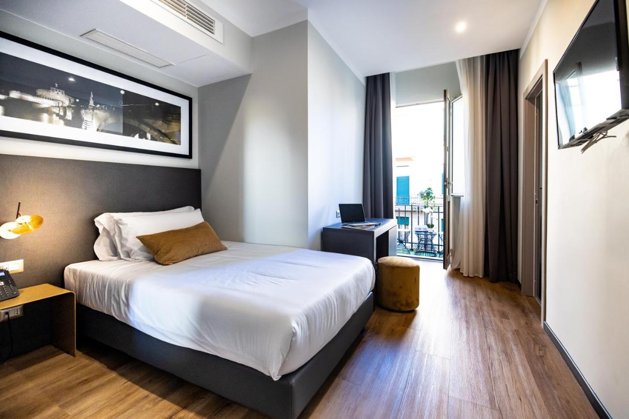 een slaapkamer met een bed en een groot raam bij The Cross Hotel in Rome