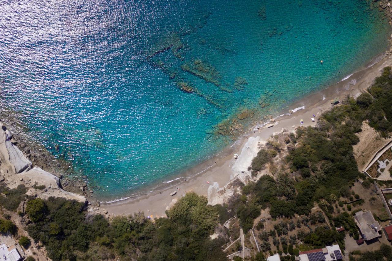 een luchtfoto van een strand en de oceaan bij Porto Belissario in Ferma