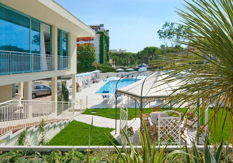 een uitzicht op een hotel met een zwembad bij Hotel Bolivar in Lido di Jesolo
