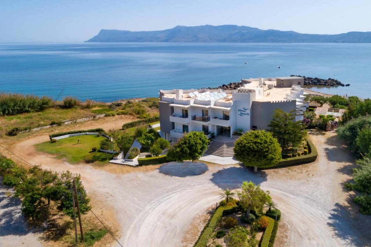 een luchtfoto van een groot wit huis met de oceaan op de achtergrond bij Elena Beach Hotel in Kissamos