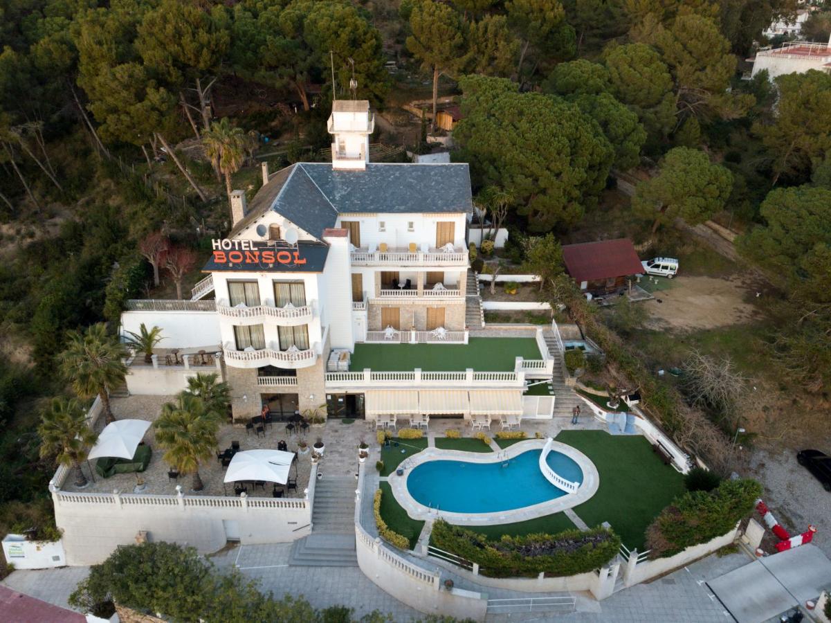 een luchtfoto van een herenhuis met een zwembad bij Hotel Bonsol ADULTS ONLY in Lloret de Mar +124 foto's