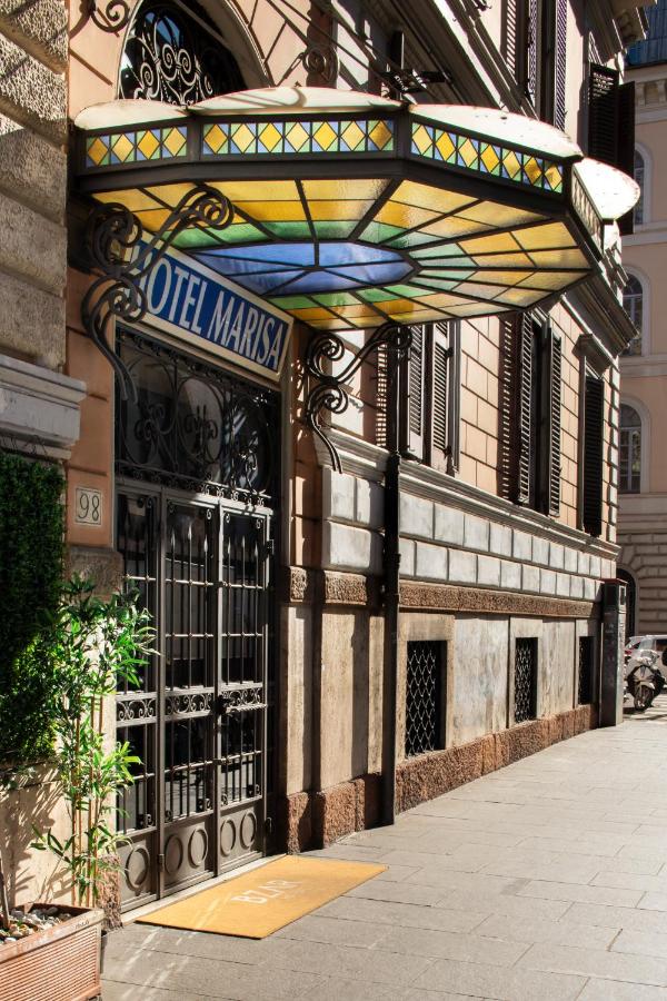 een gebouw met een winkelingang met een uithangbord bij Hotel Marisa in Rome