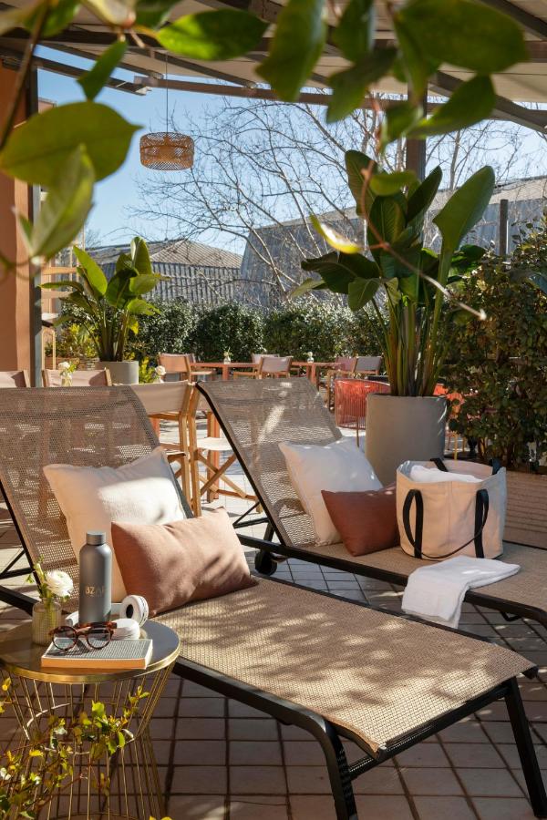 een terras met stoelen, tafels en planten bij Hotel Marisa in Rome