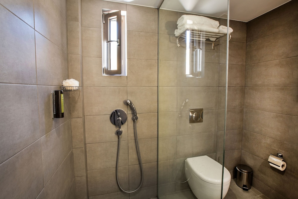 Badkamer met inloopdouche — Sundance Apartments & Suites