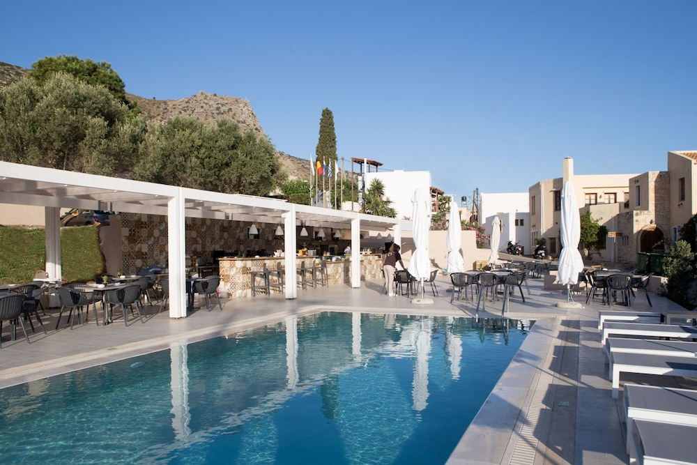 Zwembad omringd door palmbomen — Sundance Apartments & Suites