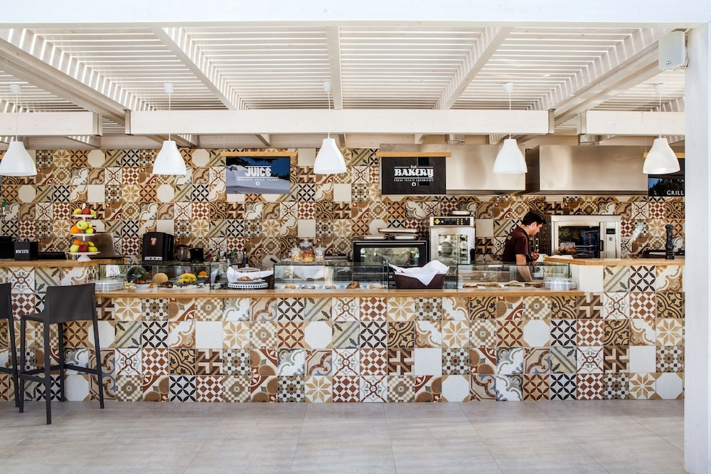Restaurant met gedekte tafels — Sundance Apartments & Suites