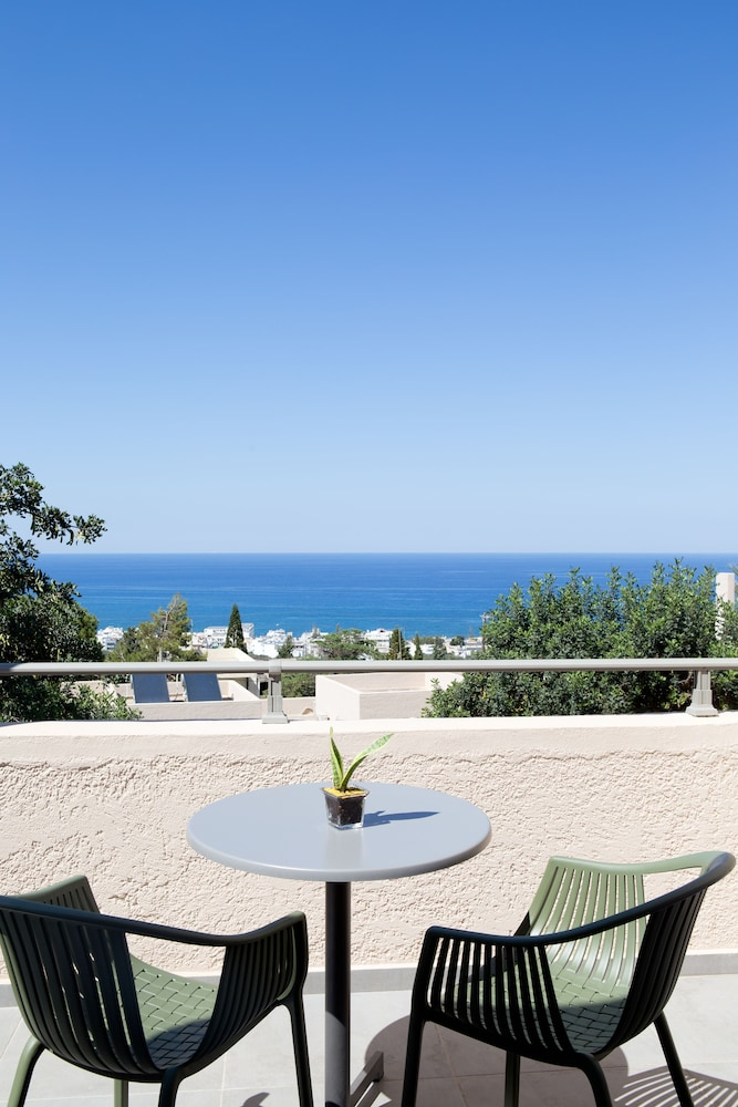 Privéstrand met parasols — Sundance Apartments & Suites