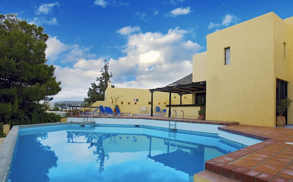 Zwembad omringd door palmbomen — Sundance Apartments & Suites