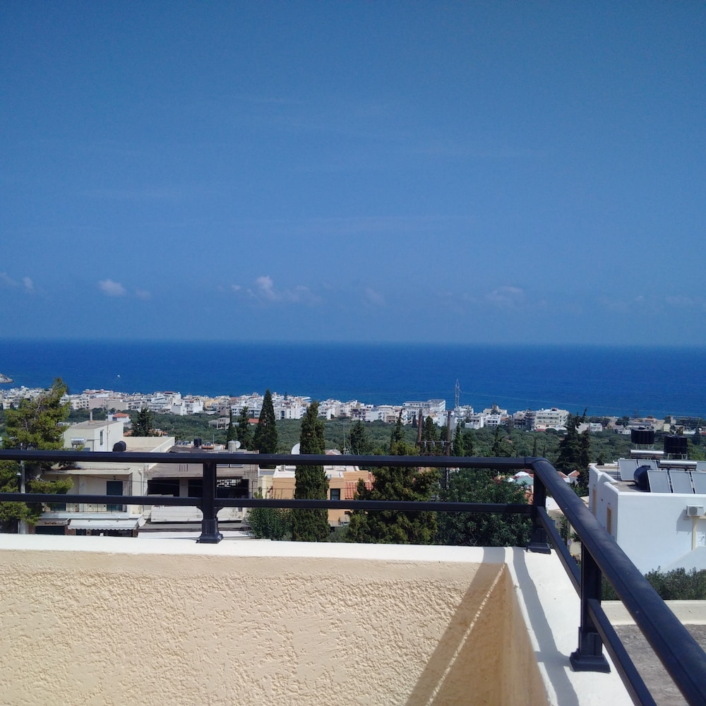 Zeezicht vanaf het balkon — Sundance Apartments & Suites