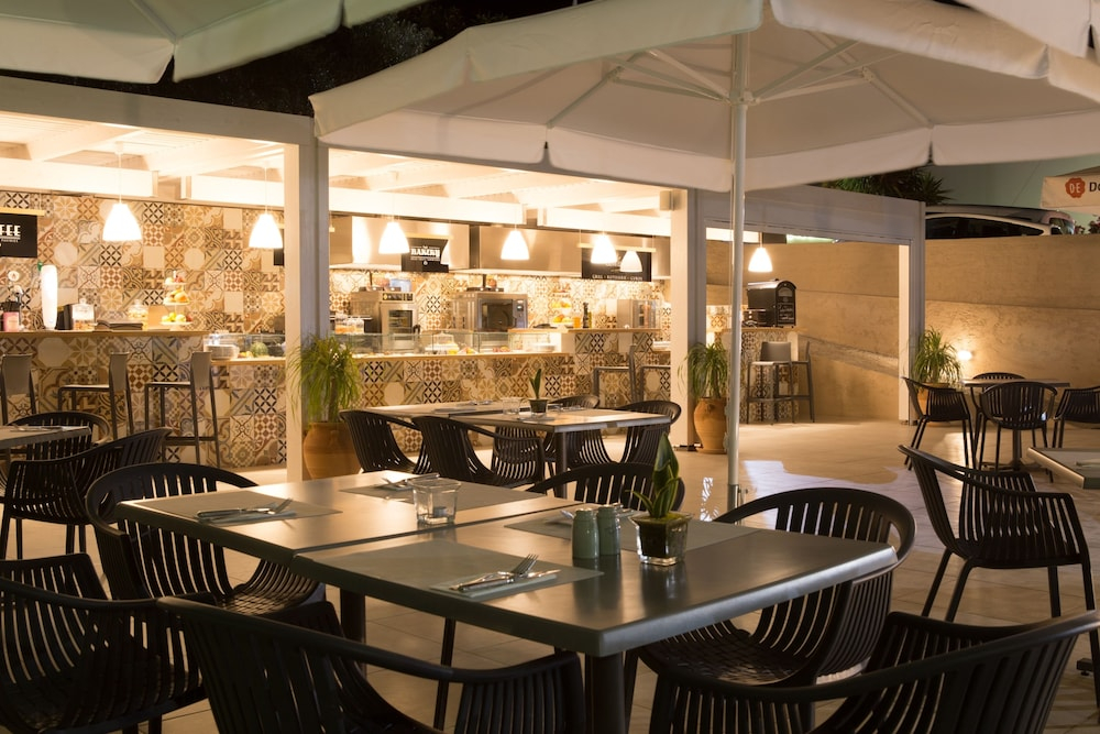 Restaurant met gedekte tafels — Sundance Apartments & Suites