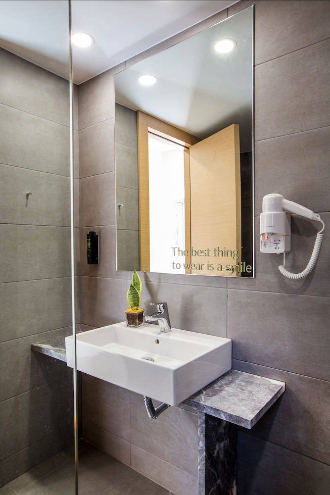 Badkamer met inloopdouche — Sundance Apartments & Suites