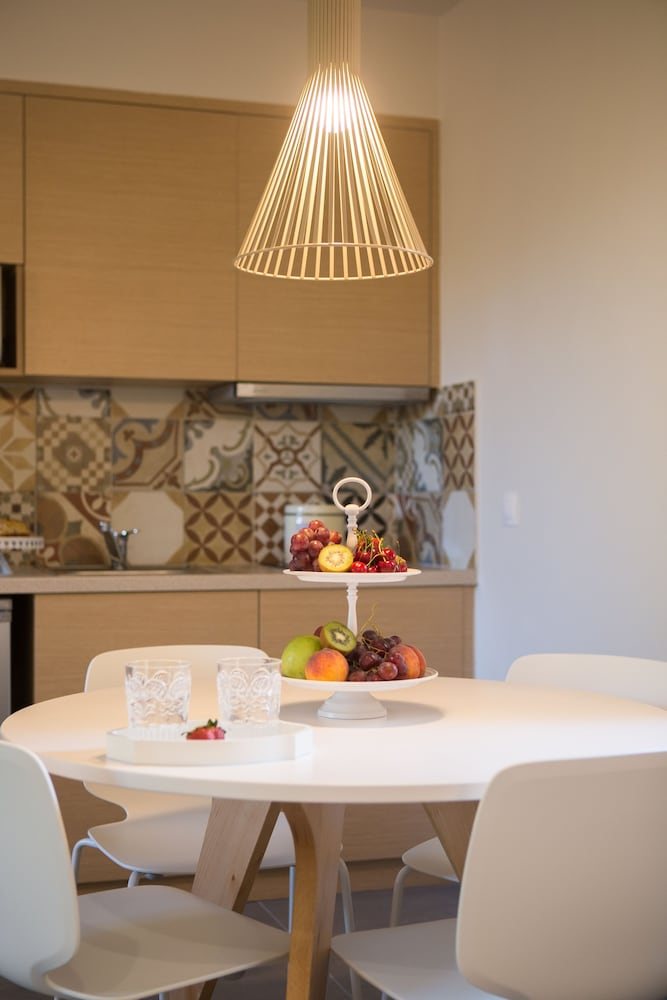 Restaurant met gedekte tafels — Sundance Apartments & Suites