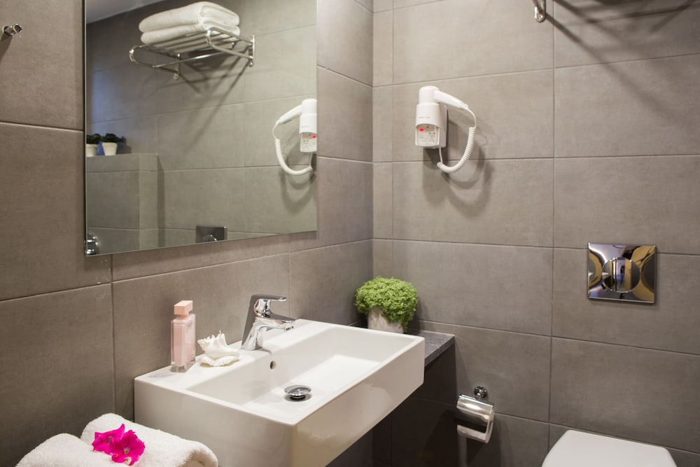 Badkamer met inloopdouche — Sundance Apartments & Suites